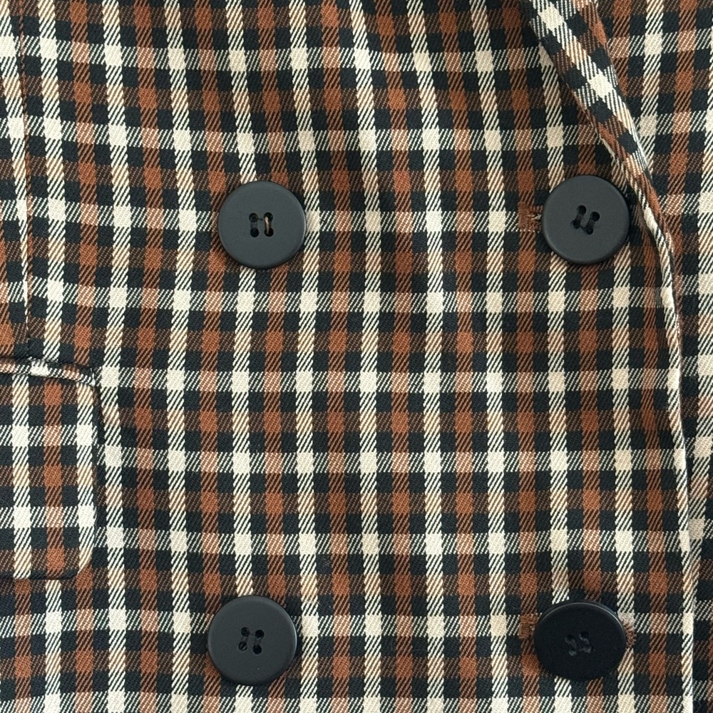 Bershka Plaid Blazer – Size Small
Brown Checkered Double-Breasted - Picture 2 of 3